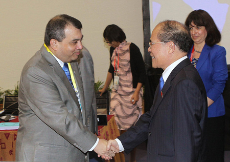 Chủ tịch Quốc hội Nguyễn Sinh Hùng gặp các đại biểu tham dự IPU 132